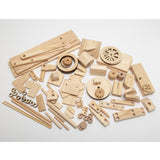 Assortiment houten staven, wielen, tandwielen en blokken uit de SlimSpul nederland b.v. Klassieke Auto Houtconstructie - Bewegend Oldtimer Model zijn gerangschikt op een wit oppervlak - ideaal voor creatieve bouwprojecten of doe-het-zelf mechanische modelbouw.