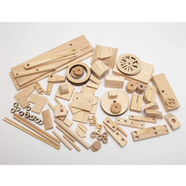 Assortiment houten staven, wielen, tandwielen en blokken uit de SlimSpul nederland b.v. Klassieke Auto Houtconstructie - Bewegend Oldtimer Model zijn gerangschikt op een wit oppervlak - ideaal voor creatieve bouwprojecten of doe-het-zelf mechanische modelbouw.