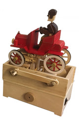 De Klassieke Auto Houtconstructie - Bewegend Oldtimer Model (Timberkits Expert) van SlimSpul nederland b.v. is een mechanisch modelbouwpakket met een houten oldtimer op een beige kist, ideaal voor liefhebbers van klassieke ontwerpen.