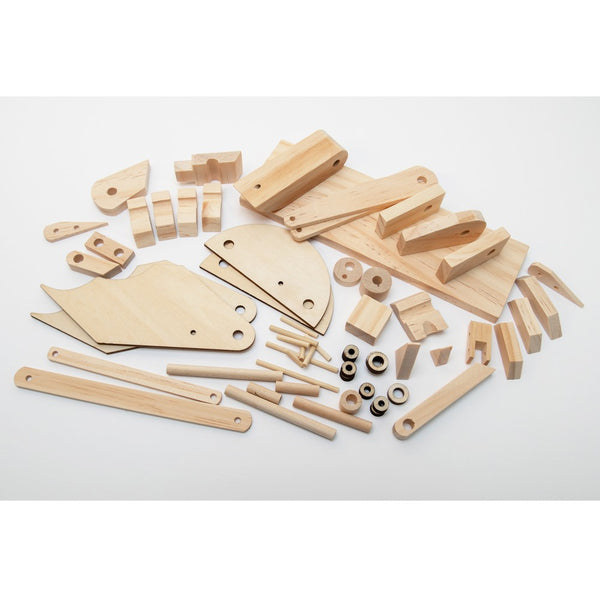 Assortiment onafgewerkte houten stukken uit het SlimSpul nederland b.v. Draak Houtconstructie Bouwpakket - Vuurspuwend Mythisch Model (Timberkits) zijn gerangschikt op een witte achtergrond, ideaal voor je eigen mechanische draak DIY project.