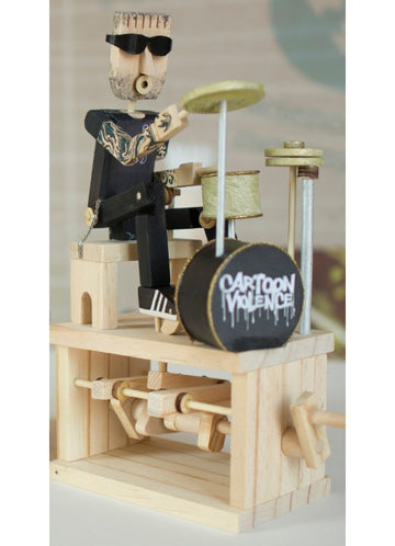 Handgemaakt Drummer Houtconstructie Bouwpakket - Ritmisch Bewegend Model (Timberkits) van SlimSpul nederland b.v.: een uniek DIY houten beeldje met tattoos, zonnebril en baard, spelend op een Cartoon Violence drumstel met bewegend houten mechanisme.