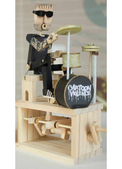 Handgemaakt Drummer Houtconstructie Bouwpakket - Ritmisch Bewegend Model (Timberkits) van SlimSpul nederland b.v.: een uniek DIY houten beeldje met tattoos, zonnebril en baard, spelend op een Cartoon Violence drumstel met bewegend houten mechanisme.