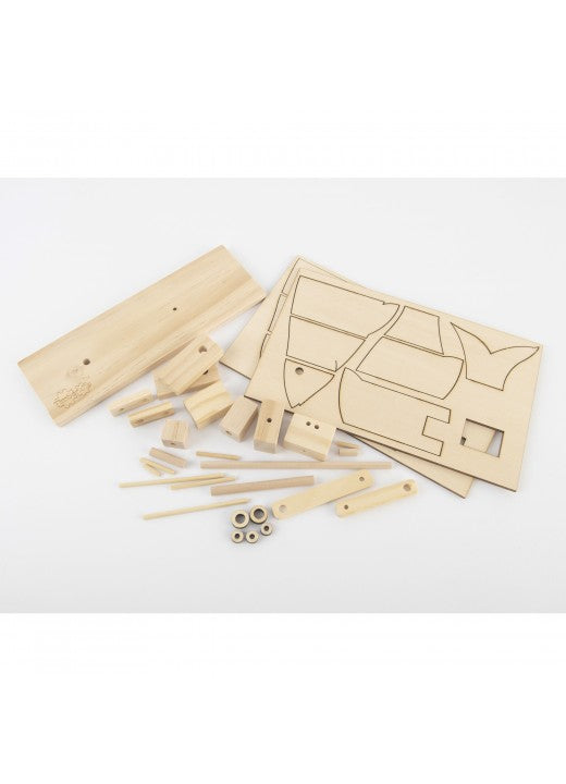 Assortiment lasergesneden houten stukken en platen uit het Vis Houtconstructie Bouwpakket - Zwemmend Bewegend Model (Timberkits Beginner) van SlimSpul nederland b.v., perfect voor je volgende doe-het-zelf project of bewegend modelbouw.