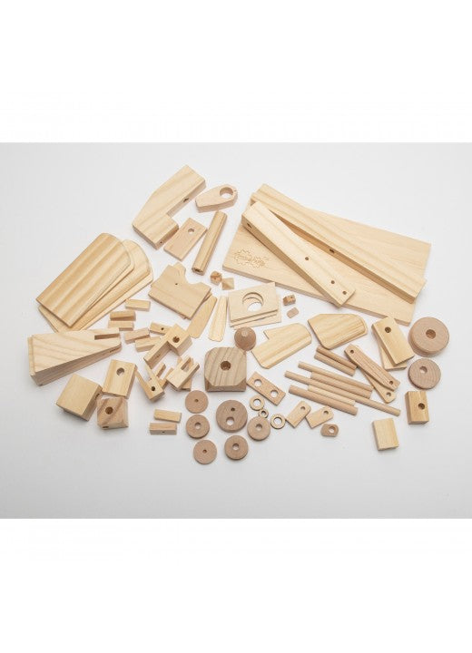 De Dubbeldekker Vliegtuig Houtconstructie - Bewegend Model van SlimSpul nederland b.v. heeft verschillende houten onderdelen - wielen, staven, rechthoeken en blokken - perfect voor creatieve doe-het-zelf bouwwerken op een wit oppervlak.