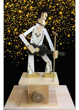 Met de Gitarist Houtconstructie Bouwpakket - Tokkelend Bewegend Model (Timberkits) van SlimSpul nederland b.v. kun je een houten gitarist bouwen in een witte jumpsuit met zwarte gitaar en gouden microfoon - een ideaal doe-het-zelf project!.