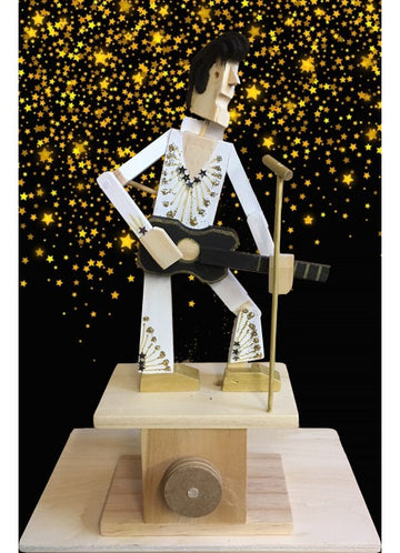 Met de Gitarist Houtconstructie Bouwpakket - Tokkelend Bewegend Model (Timberkits) van SlimSpul nederland b.v. kun je een houten gitarist bouwen in een witte jumpsuit met zwarte gitaar en gouden microfoon - een ideaal doe-het-zelf project!.