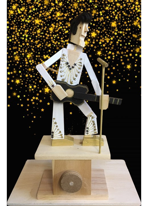 Met de Gitarist Houtconstructie Bouwpakket - Tokkelend Bewegend Model (Timberkits) van SlimSpul nederland b.v. kun je een houten gitarist bouwen in een witte jumpsuit met zwarte gitaar en gouden microfoon - een ideaal doe-het-zelf project!.