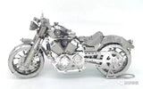 De Harley Davidson Motorfiets Metalen Bouwpakket - Klassiek Model van SlimSpul nederland b.v. is een gedetailleerd metalen miniatuur met fijne onderdelen, geïnspireerd op iconische Amerikaanse motoren en afgebeeld tegen een witte achtergrond.