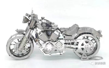 De Harley Davidson Motorfiets Metalen Bouwpakket - Klassiek Model van SlimSpul nederland b.v. is een gedetailleerd metalen miniatuur met fijne onderdelen, geïnspireerd op iconische Amerikaanse motoren en afgebeeld tegen een witte achtergrond.
