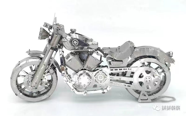 De Harley Davidson Motorfiets Metalen Bouwpakket - Klassiek Model van SlimSpul nederland b.v. is een gedetailleerd metalen miniatuur met fijne onderdelen, geïnspireerd op iconische Amerikaanse motoren en afgebeeld tegen een witte achtergrond.