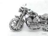 Het Harley Davidson Motorfiets Metalen Bouwpakket - Klassiek Model van SlimSpul nederland b.v. wordt getoond op een witte achtergrond, met nadruk op het gedetailleerde motorblok, de wielen en het voorstuk.
