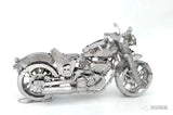 De Harley Davidson Motorfiets Metalen Bouwpakket - Klassiek Model van SlimSpul nederland b.v. is een gedetailleerde miniatuur motor met fijne details zoals wielen, motorblok, zadel en stuur, getoond tegen een witte achtergrond.