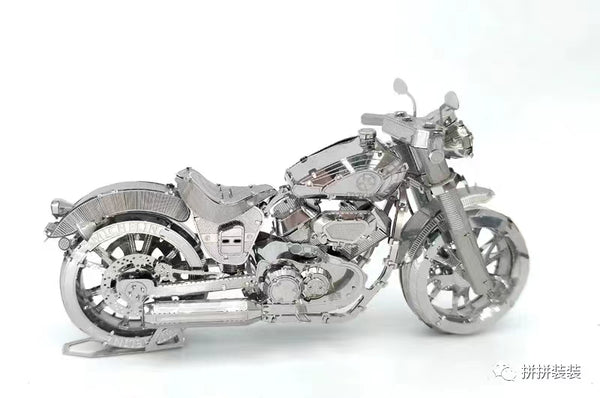 De Harley Davidson Motorfiets Metalen Bouwpakket - Klassiek Model van SlimSpul nederland b.v. is een gedetailleerde miniatuur motor met fijne details zoals wielen, motorblok, zadel en stuur, getoond tegen een witte achtergrond.