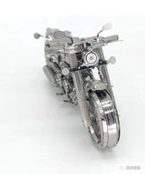 Een gedetailleerd vooraanzicht toont het Harley Davidson Motorfiets Metalen Bouwpakket - Klassiek Model van SlimSpul nederland b.v., met de nadruk op het ingewikkelde ontwerp, het grote voorwiel, het stuur en de spiegels tegen een witte achtergrond.