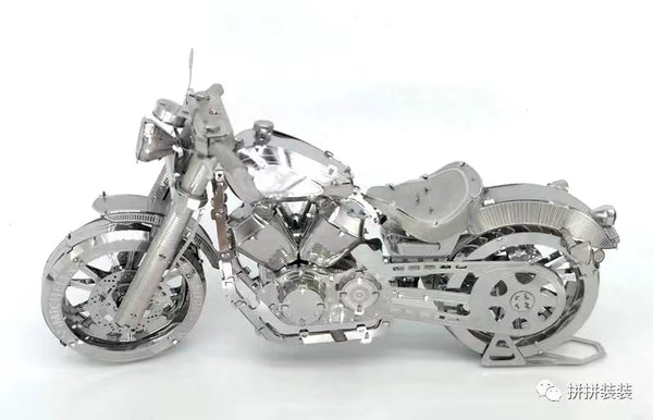 Het Harley Davidson Motorfiets Metalen Bouwpakket - Klassiek Model van SlimSpul nederland b.v. is een gedetailleerde miniatuur met fijne tandwielen en motordelen, geïnspireerd door de legendarische Amerikaanse motorfiets.