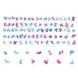 Puzzelstukjes in blauw, paars en roze zijn gerangschikt op wit, met unieke diervormige stukjes zoals paarden, vogels, leeuwen en een Zeepaardje uit de Zeepaardje Houten Puzzel (A4 formaat) van SlimSpul nederland b.v.