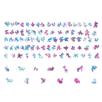 Puzzelstukjes in blauw, paars en roze zijn gerangschikt op wit, met unieke diervormige stukjes zoals paarden, vogels, leeuwen en een Zeepaardje uit de Zeepaardje Houten Puzzel (A4 formaat) van SlimSpul nederland b.v.