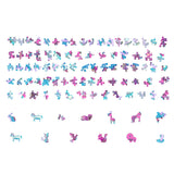 Puzzelstukjes in blauw, paars en roze zijn gerangschikt op wit, met unieke diervormige stukjes zoals paarden, vogels, leeuwen en een Zeepaardje uit de Zeepaardje Houten Puzzel (A4 formaat) van SlimSpul nederland b.v.