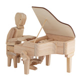 Het Pianist Houtconstructie Bouwpakket - Bewegend Muziekmodel (Timberkits) van SlimSpul nederland b.v. heeft een houten beeldje dat een vleugel bespeelt, beide met een eenvoudig geometrisch ontwerp, en het deksel van de piano dat openstaat.