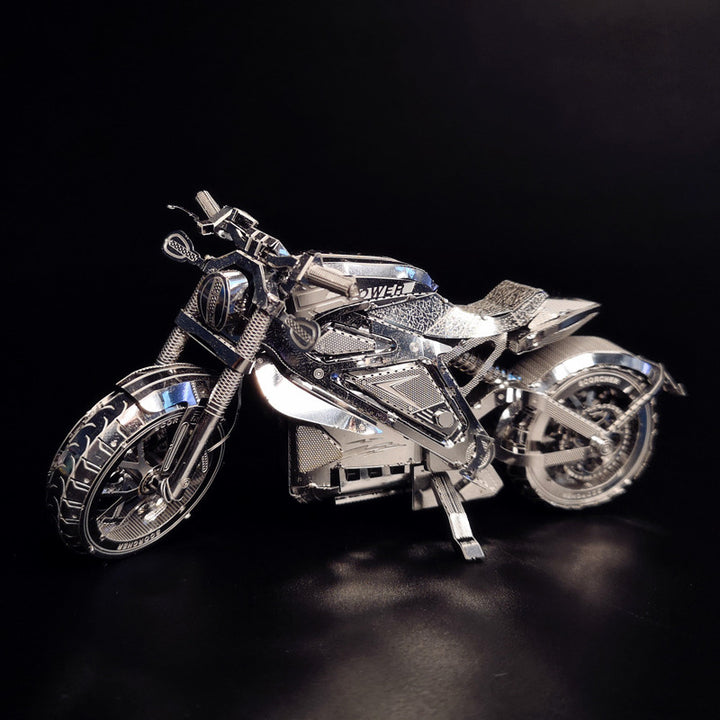 Avenger motorfiets metalen bouwpakket in schaal 1:16 op zwarte achtergrond