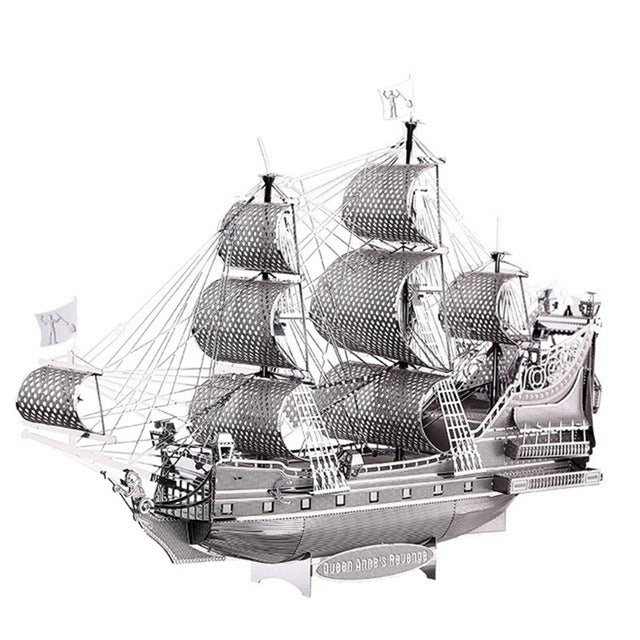 Queen Anne's Revenge als zilverkleurig metalen piratenschip met drie masten en opengewerkte zeilen