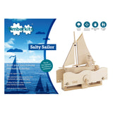 Het Zilte Zeiler Houtconstructie Bouwpakket - Schommelend Schip Model (Timberkits) van SlimSpul nederland b.v. wordt afgebeeld in een doos naast de in elkaar gezette houten zeilboot met bewegende delen. Geschikt voor de leeftijden 9-90, alle houtconstructie onderdelen zijn inbegrepen.
