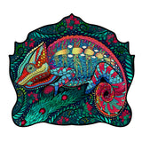 De Kameleon Houten Puzzel (A4+ formaat) van SlimSpul nederland b.v. is een kleurrijke figuurpuzzel met een kameleon die schittert in een levendige jungle vol bladeren en dieren, ideaal voor puzzelliefhebbers.