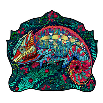 De Kameleon Houten Puzzel (A4+ formaat) van SlimSpul nederland b.v. is een kleurrijke figuurpuzzel met een kameleon die schittert in een levendige jungle vol bladeren en dieren, ideaal voor puzzelliefhebbers.