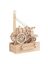 De Stephenson's Rocket Stoomlocomotief Houtconstructie van SlimSpul nederland b.v. is een Timberkits Expert houten model van een historische stoomtrein met grote wielen en hoge schoorsteen, gemonteerd op een kist met slinger.