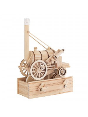 De Stephenson's Rocket Stoomlocomotief Houtconstructie van SlimSpul nederland b.v. is een Timberkits Expert houten model van een historische stoomtrein met grote wielen en hoge schoorsteen, gemonteerd op een kist met slinger.