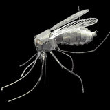 Het Tijgermug Metalen Bouwpakket van SlimSpul nederland b.v. toont een gedetailleerd, metalen insectenmodel met verfijnde vleugels en lichaamsdelen, gepresenteerd tegen een effen zwarte achtergrond.