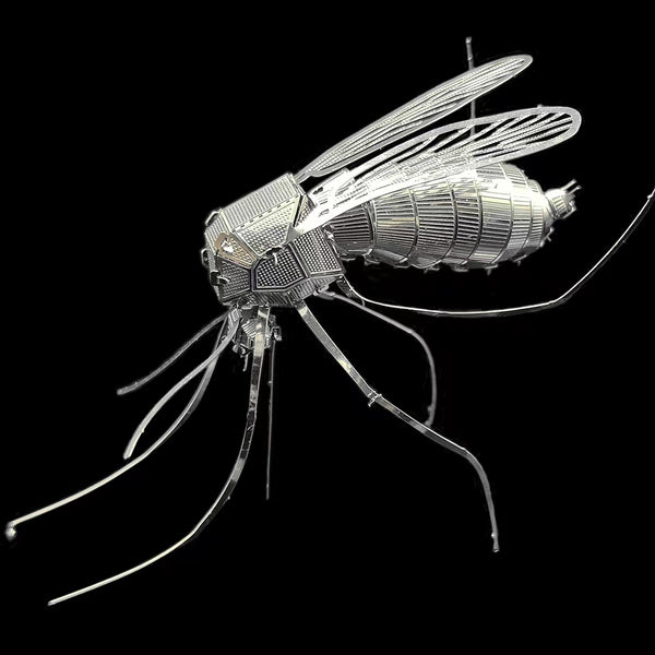 Het Tijgermug Metalen Bouwpakket van SlimSpul nederland b.v. toont een gedetailleerd, metalen insectenmodel met verfijnde vleugels en lichaamsdelen, gepresenteerd tegen een effen zwarte achtergrond.