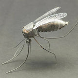 Het Tijgermug Metalen Bouwpakket van SlimSpul nederland b.v. is een gedetailleerd insectenmodel met transparante vleugels, dunne poten en gesegmenteerde lichaamsdelen, afgebeeld tegen een effen grijze achtergrond.