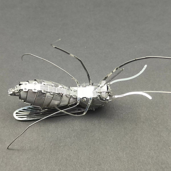 De Tijgermug Metalen Bouwpakket van SlimSpul nederland b.v. is een gedetailleerd insectenmodel met lange poten en antennes, getoond tegen een effen donkere achtergrond.