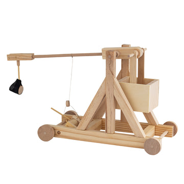 Werkende houten Timberkits trebuchet met contragewichtbak, werparm en slinger