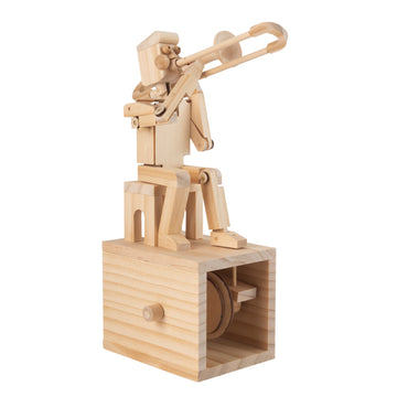 Opgebouwde houten Timberkits trombonist op een kruk met uitgeschoven trombone en zichtbaar mechaniek in de voet
