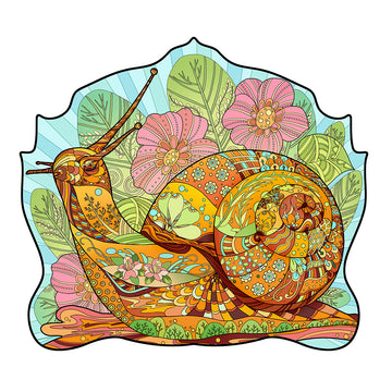 Een levendige slak met een gebloemde schelp rust tussen roze bloemen en groene bladeren op blauw, zoals te zien is in de Slak Houten Puzzel (A4+ formaat) - Unieke Tuinbewoner Figuurpuzzel van SlimSpul nederland b.v.- perfect voor legpuzzel fans.