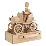 De Klassieke Auto Houtconstructie - Bewegend Oldtimer Model (Timberkits Expert) van SlimSpul nederland b.v. is een mechanisch houten modelbouwpakket met zichtbare wielen en tandwielen, gemonteerd op een basis met handzwengel-perfect voor hobbyisten.