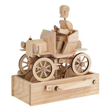 De Klassieke Auto Houtconstructie - Bewegend Oldtimer Model (Timberkits Expert) van SlimSpul nederland b.v. is een mechanisch houten modelbouwpakket met zichtbare wielen en tandwielen, gemonteerd op een basis met handzwengel-perfect voor hobbyisten.